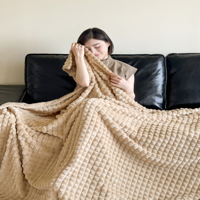 91家纺网 家纺一手货源 找家纺 丹本家纺 2025新款加厚宽抽条剪花仿兔毛绒牛奶绒法兰绒盖毯 剪格驼色