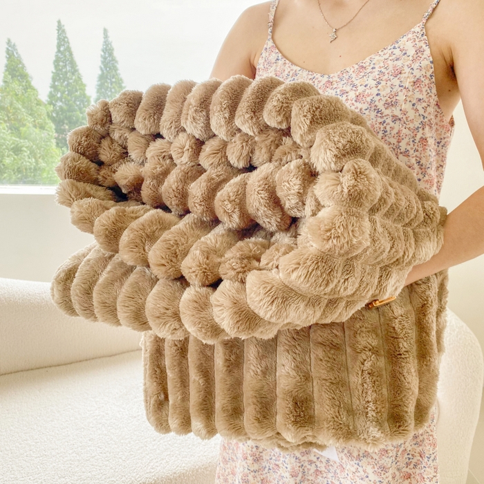 91家纺网 家纺一手货源 找家纺 潮邦创意家居 2025新款双面340G 4.5公分大抽条立体绒毯毛毯盖毯可供跨境电商可压缩  宽条丝雾棕