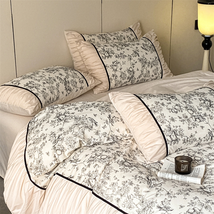 91家纺网 家纺一手货源 找家纺 一左一右 2024秋冬新款法式复古印花褶皱花边水洗磨毛四件套-场景一（提供买家秀） 奶油白