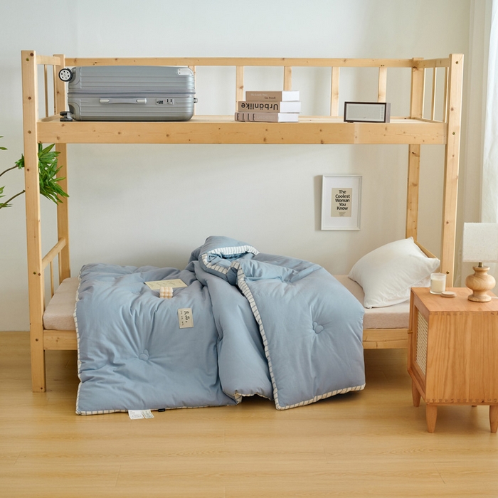 91家纺网 家纺一手货源 找家纺 子由家居 2024新款b类简约立体条纹学生季大豆被 条纹-浅蓝