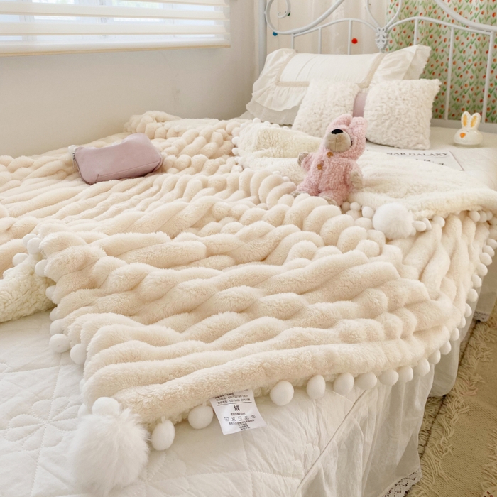 91家纺网 家纺一手货源 找家纺 潮邦创意家居 2025新款340G 4.5公分大抽条配羊羔绒立体工艺绒毯毛毯盖毯可供跨境电商可压缩 宽条球毯白