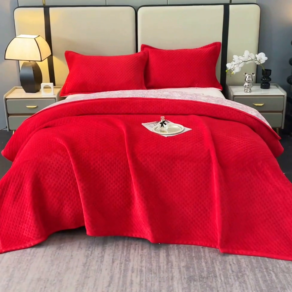 91家纺网 家纺一手货源 找家纺 晶缦家纺 2024新款华夫格牛奶绒床盖三件套 华夫格-大红