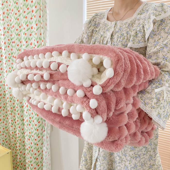 91家纺网 家纺一手货源 找家纺 潮邦创意家居 2025新款340G 4.5公分大抽条配羊羔绒立体工艺绒毯毛毯盖毯可供跨境电商可压缩 宽条球毯豆沙