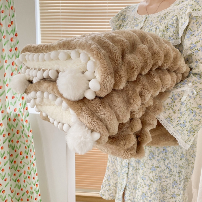 91家纺网 家纺一手货源 找家纺 潮邦创意家居 2025新款340G 4.5公分大抽条配羊羔绒立体工艺绒毯毛毯盖毯可供跨境电商可压缩 宽条球毯奶咖