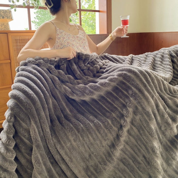 91家纺网 家纺一手货源 找家纺 潮邦创意家居 2025双面340G 4.5公分大抽条立体绒毯毛毯盖毯可供跨境电商可压缩  宽条极光灰