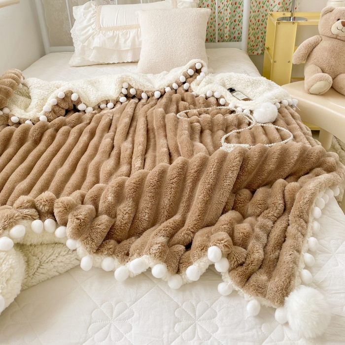 91家纺网 家纺一手货源 找家纺 潮邦创意家居 2025新款340G 4.5公分大抽条配羊羔绒立体工艺绒毯毛毯盖毯可供跨境电商可压缩 宽条球毯奶咖