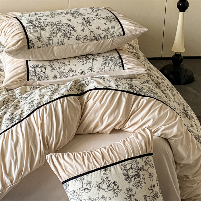 91家纺网 家纺一手货源 找家纺 一左一右 2024秋冬新款法式复古印花褶皱花边水洗磨毛四件套-场景一（提供买家秀） 奶油白