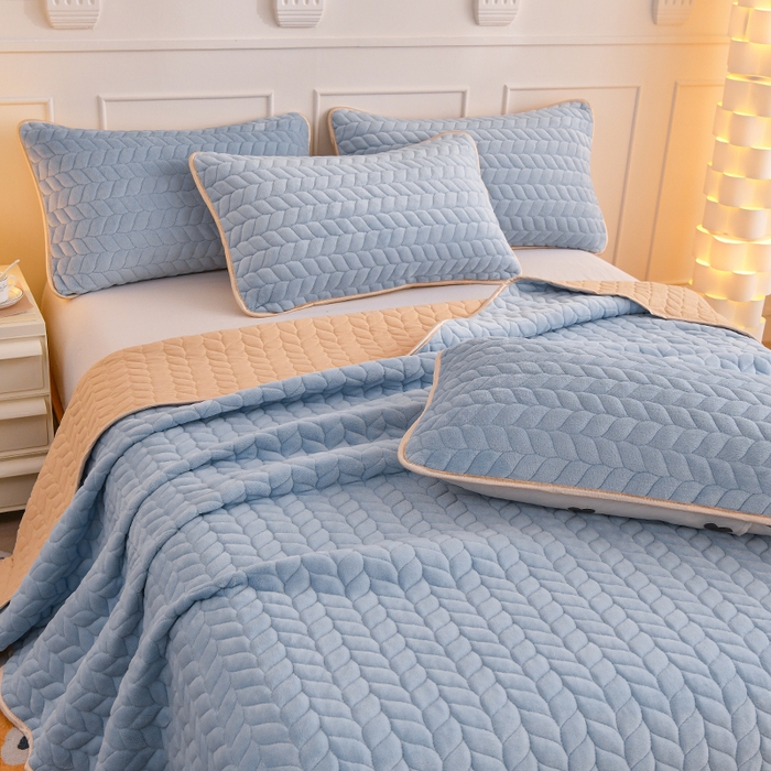 91家纺网 家纺一手货源 找家纺 金艾草 2024新款高克重牛奶绒床垫床盖双面使用 浅蓝