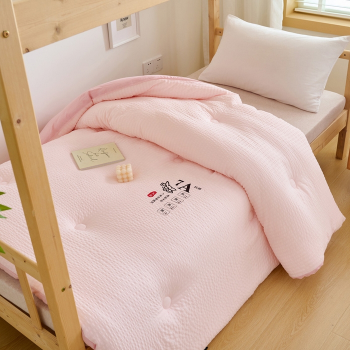 91家纺网 家纺一手货源 找家纺 子由家居 2024新款b类泡泡格7A抗菌学生季大豆被 泡泡学生被-浅粉