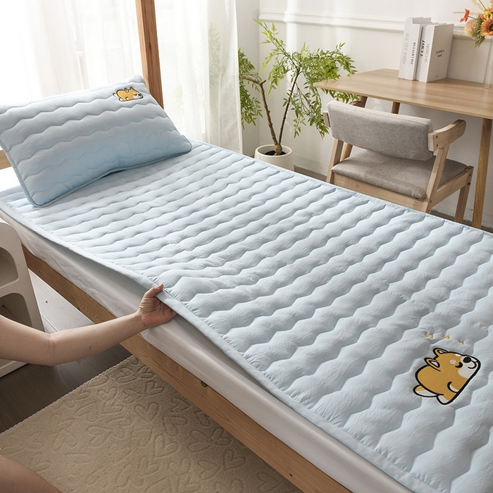 91家纺网 家纺一手货源 找家纺 恋绒家纺 2025新款刺绣款床垫学生床垫床褥宿舍上下铺床护垫 柯基KJ-天空蓝