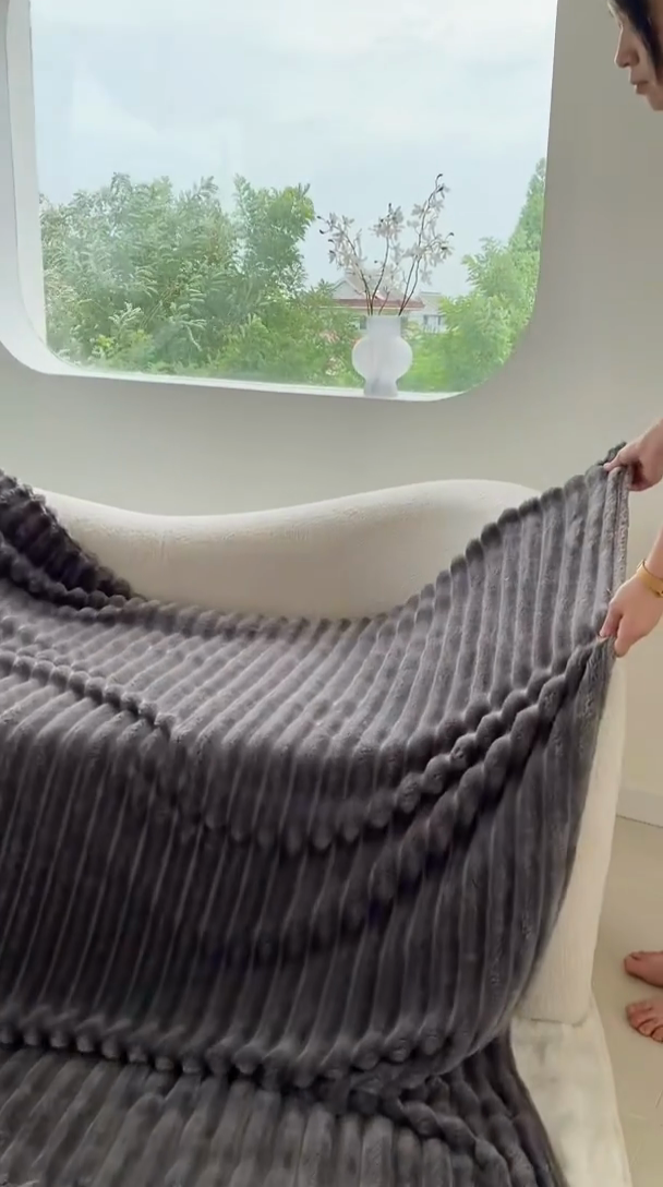 91家纺网 家纺一手货源 找家纺 潮邦创意家居 2025双面340G 4.5公分大抽条立体绒毯毛毯盖毯可供跨境电商可压缩  宽条极光灰