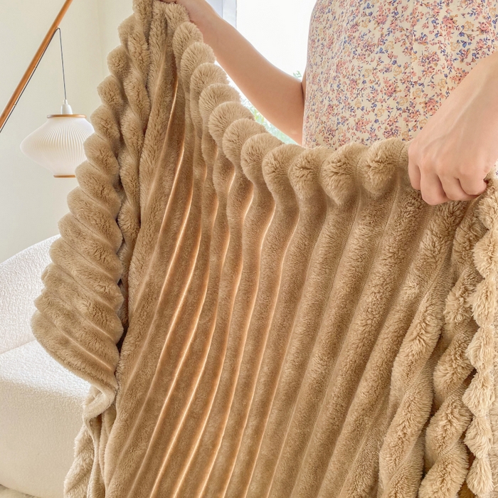 91家纺网 家纺一手货源 找家纺 潮邦创意家居 2025新款双面340G 4.5公分大抽条立体绒毯毛毯盖毯可供跨境电商可压缩  宽条丝雾棕