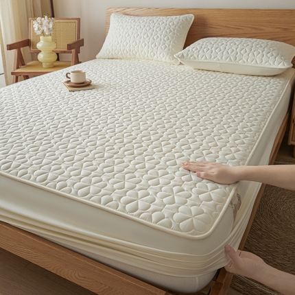 91家纺网 家纺一手货源 找家纺 芬晴家纺 2024新款A类大豆夹棉防水床笠-繁花 繁花-米白