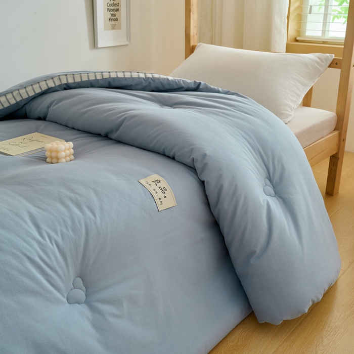 91家纺网 家纺一手货源 找家纺 子由家居 2024新款b类简约立体条纹学生季大豆被 条纹-浅蓝