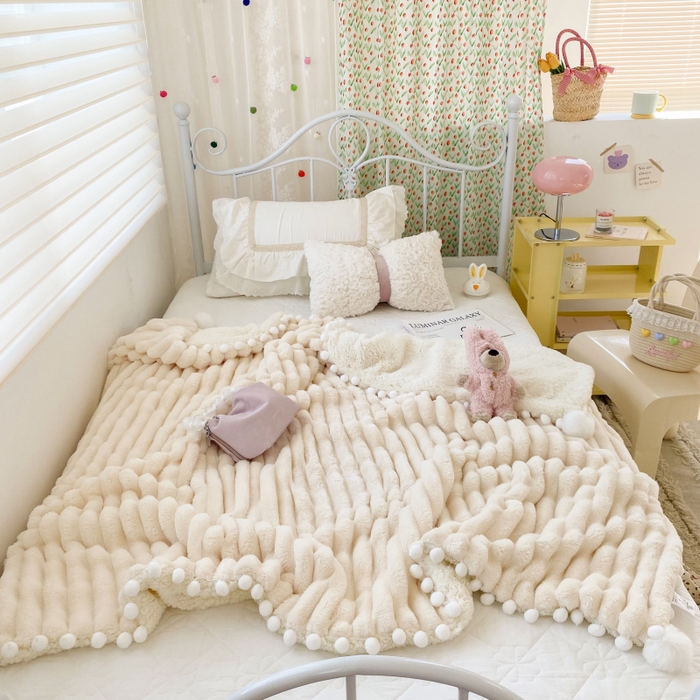 91家纺网 家纺一手货源 找家纺 潮邦创意家居 2025新款340G 4.5公分大抽条配羊羔绒立体工艺绒毯毛毯盖毯可供跨境电商可压缩 宽条球毯白