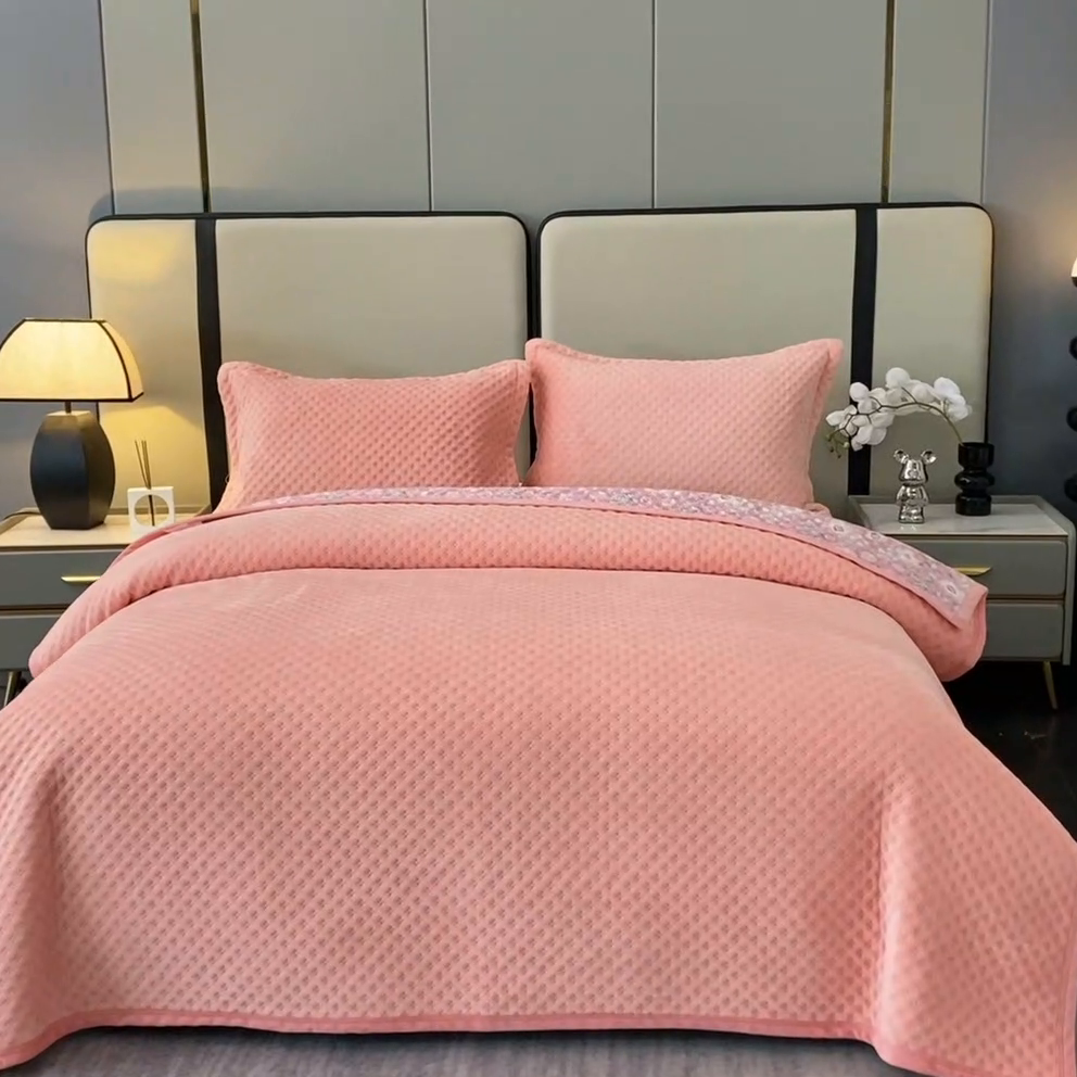 91家纺网 家纺一手货源 找家纺 晶缦家纺 2024新款华夫格牛奶绒床盖三件套 华夫格-粉玉