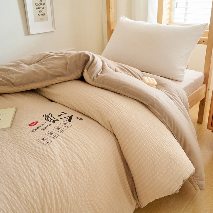 91家纺网 家纺一手货源 找家纺 子由家居 2024新款b类泡泡格7A抗菌学生季大豆被 泡泡学生被-驼色