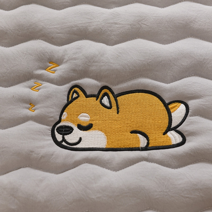 91家纺网 家纺一手货源 找家纺 恋绒家纺 2025新款刺绣款床垫学生床垫床褥宿舍上下铺床护垫 柯基KJ-奥丁灰