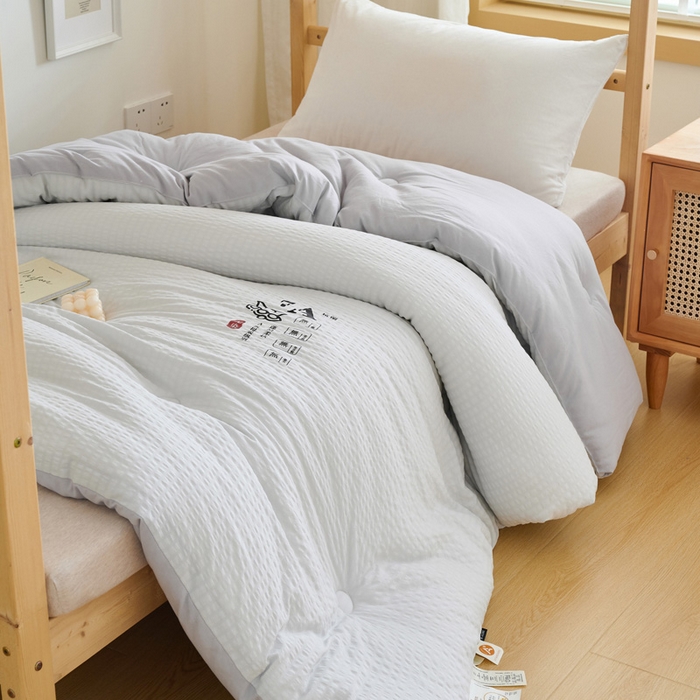 91家纺网 家纺一手货源 找家纺 子由家居 2024新款b类泡泡格7A抗菌学生季大豆被 泡泡学生被-浅灰