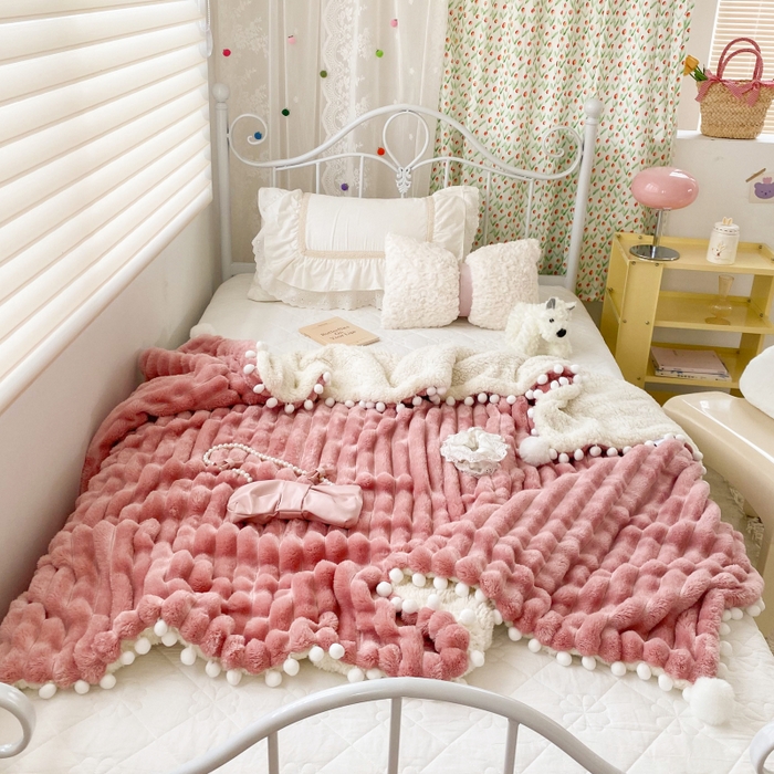 91家纺网 家纺一手货源 找家纺 潮邦创意家居 2025新款340G 4.5公分大抽条配羊羔绒立体工艺绒毯毛毯盖毯可供跨境电商可压缩 宽条球毯豆沙