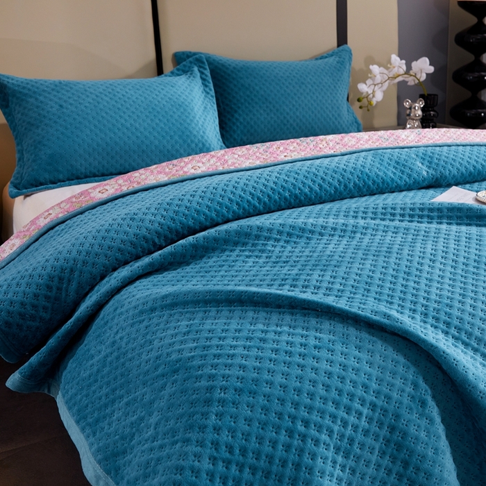 91家纺网 家纺一手货源 找家纺 晶缦家纺 2024新款华夫格牛奶绒床盖三件套 华夫格-宝蓝