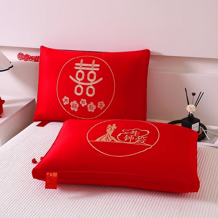 91家纺网 家纺一手货源 找家纺 佳尚枕芯 2025新款全棉纯棉刺绣喜庆婚庆结婚多用枕头枕芯 大囍的日子48x74cm/只