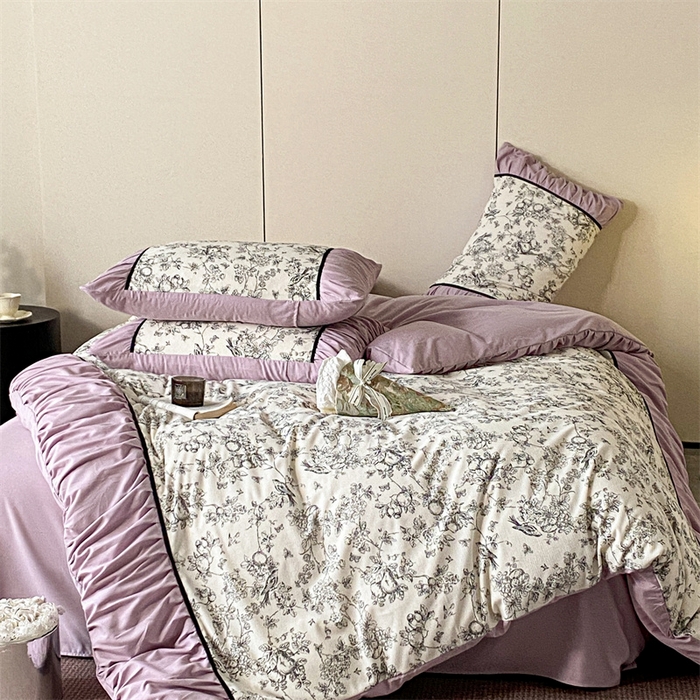 91家纺网 家纺一手货源 找家纺 一左一右 2024秋冬新款法式复古印花褶皱花边水洗磨毛四件套-场景一（提供买家秀） 优雅紫