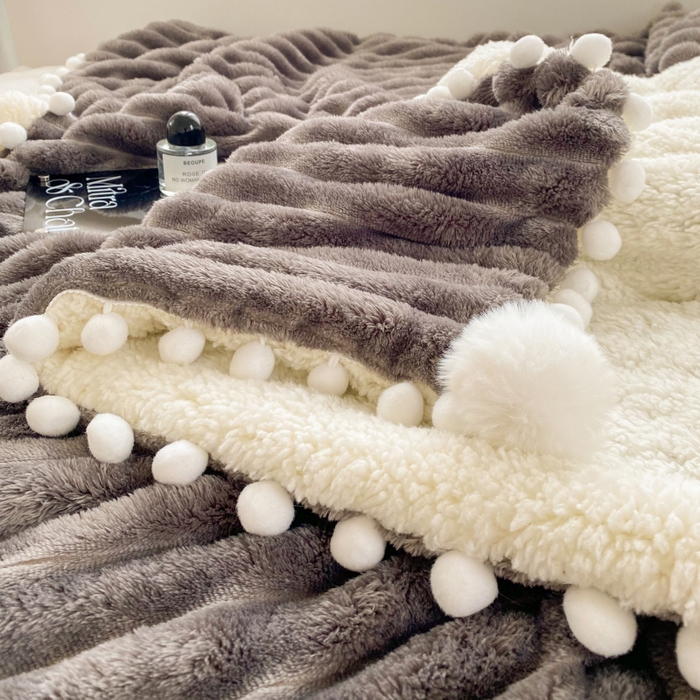 91家纺网 家纺一手货源 找家纺 潮邦创意家居 2025新款340G 4.5公分大抽条配羊羔绒立体工艺绒毯毛毯盖毯可供跨境电商可压缩 宽条球毯高级灰