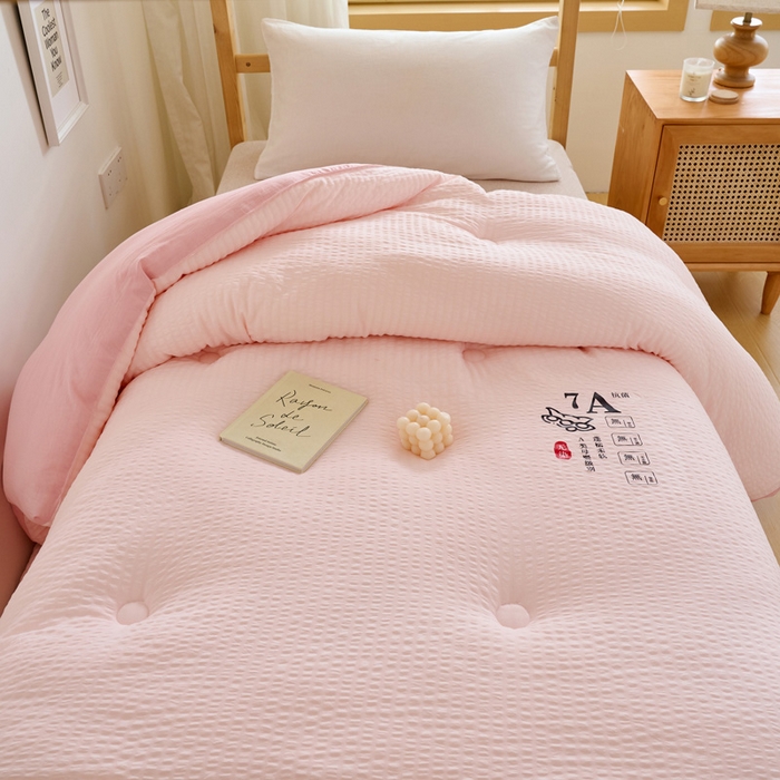 91家纺网 家纺一手货源 找家纺 子由家居 2024新款b类泡泡格7A抗菌学生季大豆被 泡泡学生被-浅粉