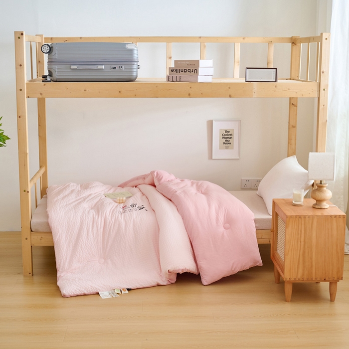 91家纺网 家纺一手货源 找家纺 子由家居 2024新款b类泡泡格7A抗菌学生季大豆被 泡泡学生被-浅粉