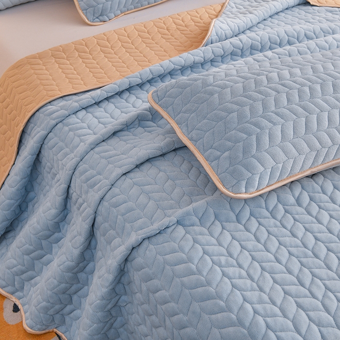 91家纺网 家纺一手货源 找家纺 金艾草 2024新款高克重牛奶绒床垫床盖双面使用 浅蓝