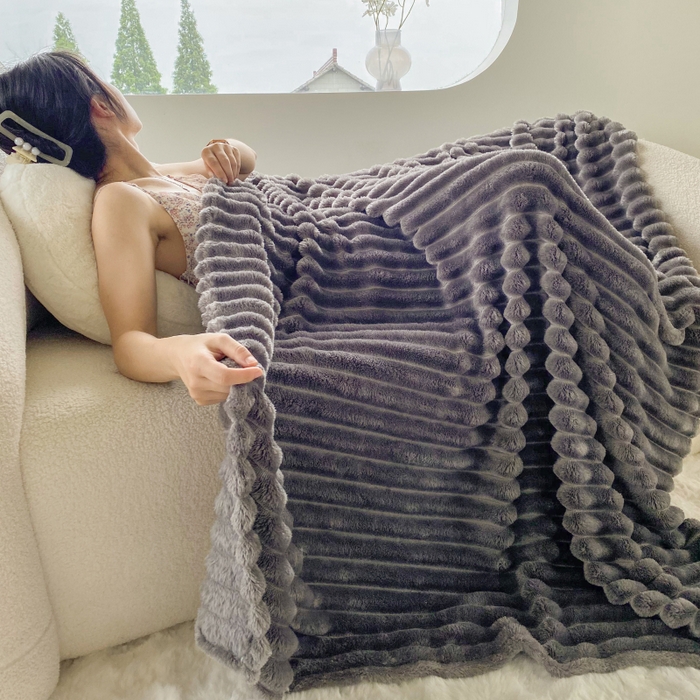 91家纺网 家纺一手货源 找家纺 潮邦创意家居 2025双面340G 4.5公分大抽条立体绒毯毛毯盖毯可供跨境电商可压缩  宽条极光灰