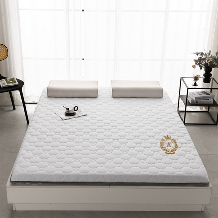 91家纺网 家纺一手货源 找家纺  （总）招财狼家纺 2024新款牛奶丝床垫-小熊单边款