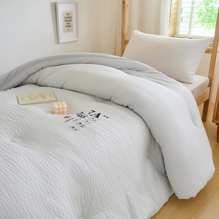 91家纺网 家纺一手货源 找家纺 子由家居 2024新款b类泡泡格7A抗菌学生季大豆被 泡泡学生被-浅灰