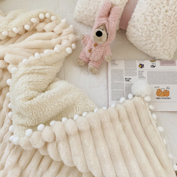 91家纺网 家纺一手货源 找家纺 潮邦创意家居 2025新款340G 4.5公分大抽条配羊羔绒立体工艺绒毯毛毯盖毯可供跨境电商可压缩 宽条球毯白