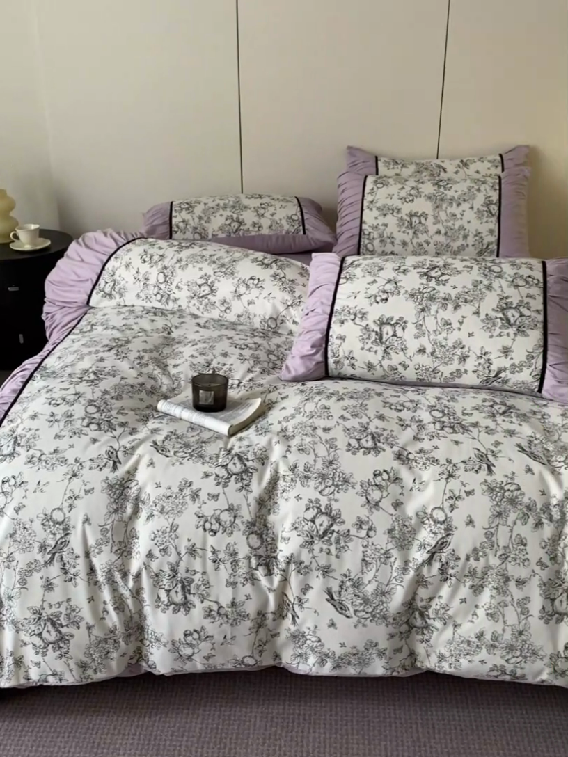 91家纺网 家纺一手货源 找家纺 一左一右 2024秋冬新款法式复古印花褶皱花边水洗磨毛四件套-场景一（提供买家秀） 优雅紫