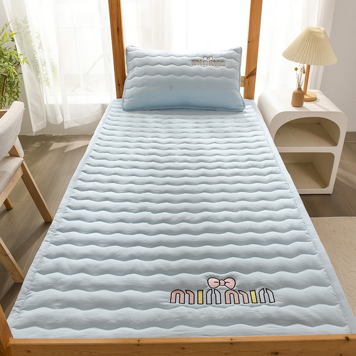 91家纺网 家纺一手货源 找家纺 恋绒家纺 2025新款刺绣款床垫学生床垫床褥宿舍上下铺床护垫 mini-天空蓝