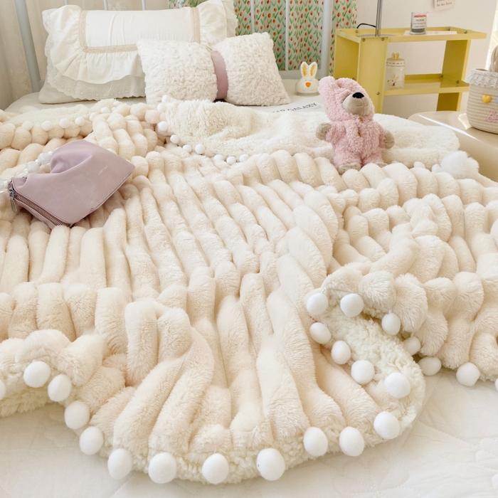 91家纺网 家纺一手货源 找家纺 潮邦创意家居 2025新款340G 4.5公分大抽条配羊羔绒立体工艺绒毯毛毯盖毯可供跨境电商可压缩 宽条球毯白