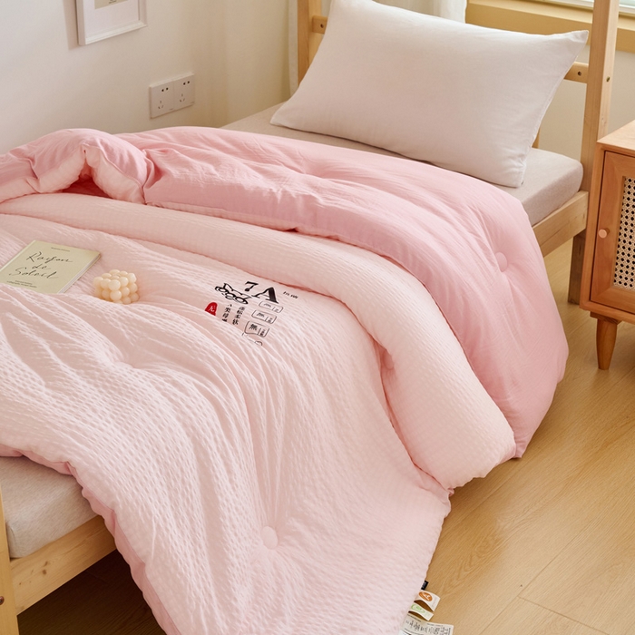 91家纺网 家纺一手货源 找家纺 子由家居 2024新款b类泡泡格7A抗菌学生季大豆被 泡泡学生被-浅粉