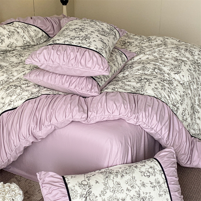 91家纺网 家纺一手货源 找家纺 一左一右 2024秋冬新款法式复古印花褶皱花边水洗磨毛四件套-场景一（提供买家秀） 优雅紫