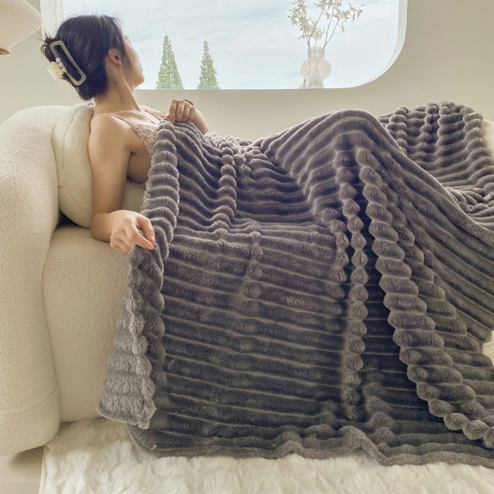 91家纺网 家纺一手货源 找家纺 潮邦创意家居 2025双面340G 4.5公分大抽条立体绒毯毛毯盖毯可供跨境电商可压缩  宽条极光灰