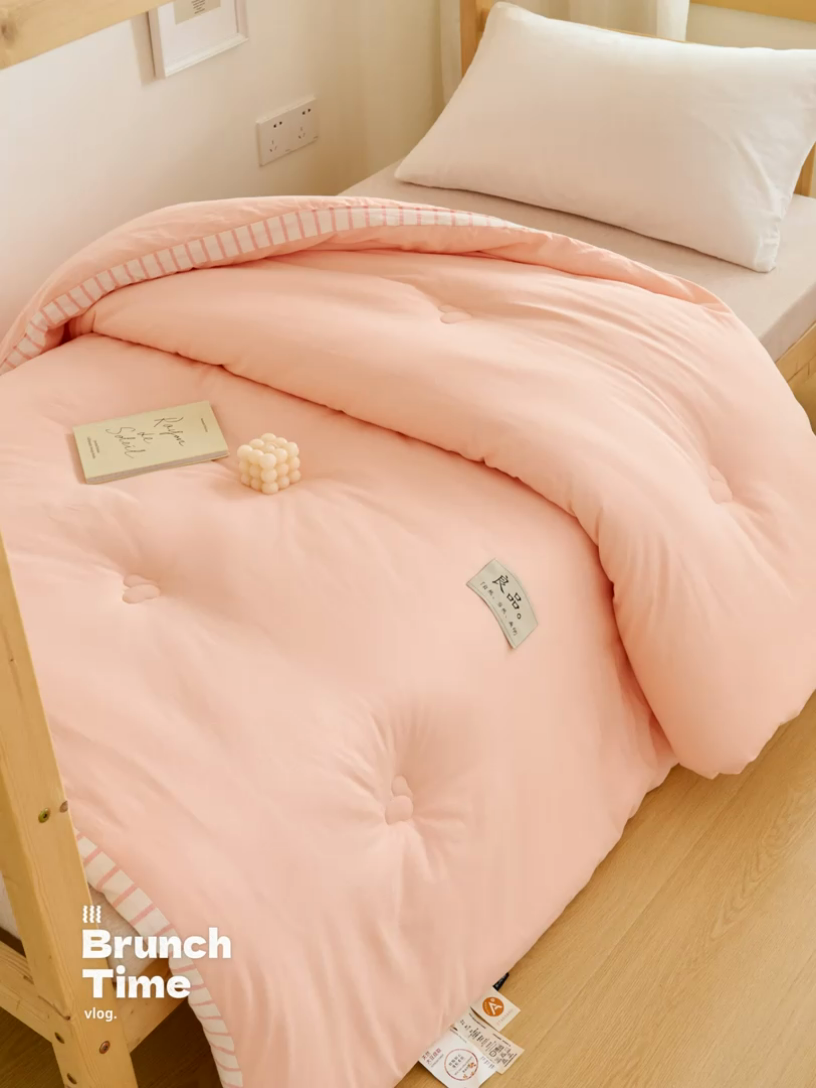 91家纺网 家纺一手货源 找家纺 子由家居 2024新款b类简约立体条纹学生季大豆被 条纹-浅粉