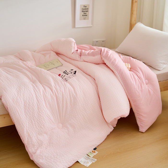 91家纺网 家纺一手货源 找家纺 子由家居 2024新款b类泡泡格7A抗菌学生季大豆被 泡泡学生被-浅粉