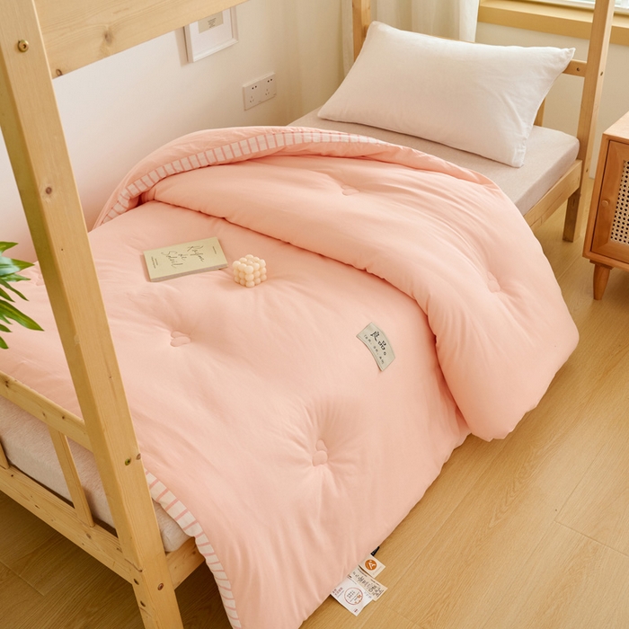 91家纺网 家纺一手货源 找家纺 子由家居 2024新款b类简约立体条纹学生季大豆被 条纹-浅粉