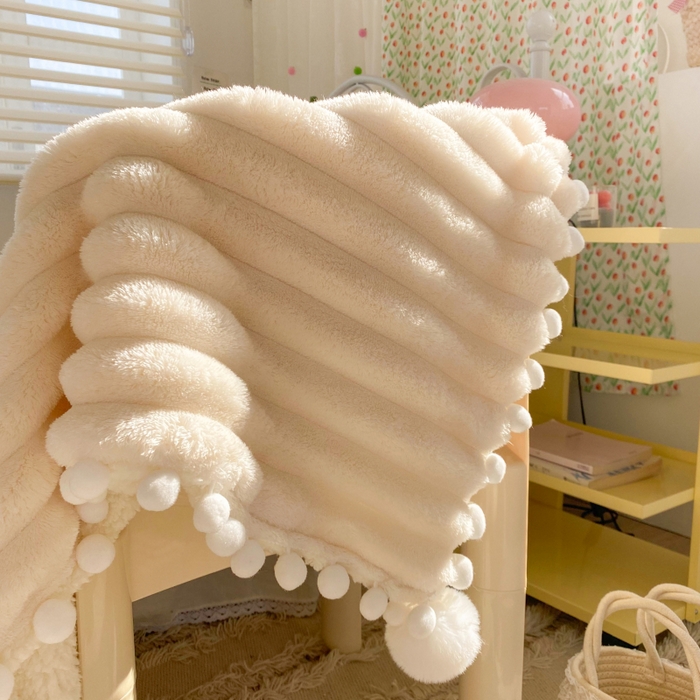 91家纺网 家纺一手货源 找家纺 潮邦创意家居 2025新款340G 4.5公分大抽条配羊羔绒立体工艺绒毯毛毯盖毯可供跨境电商可压缩 宽条球毯白