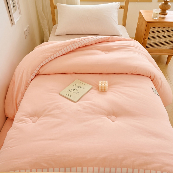 91家纺网 家纺一手货源 找家纺 子由家居 2024新款b类简约立体条纹学生季大豆被 条纹-浅粉