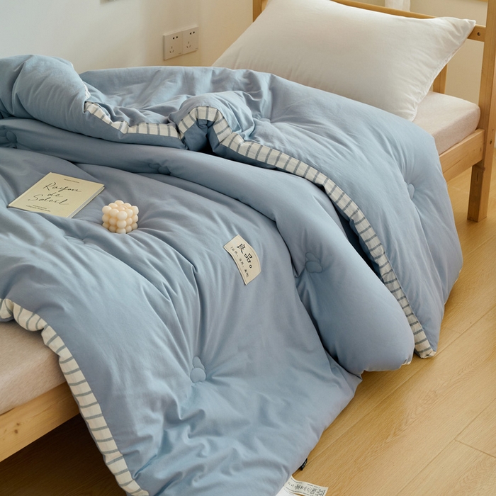 91家纺网 家纺一手货源 找家纺 子由家居 2024新款b类简约立体条纹学生季大豆被 条纹-浅蓝