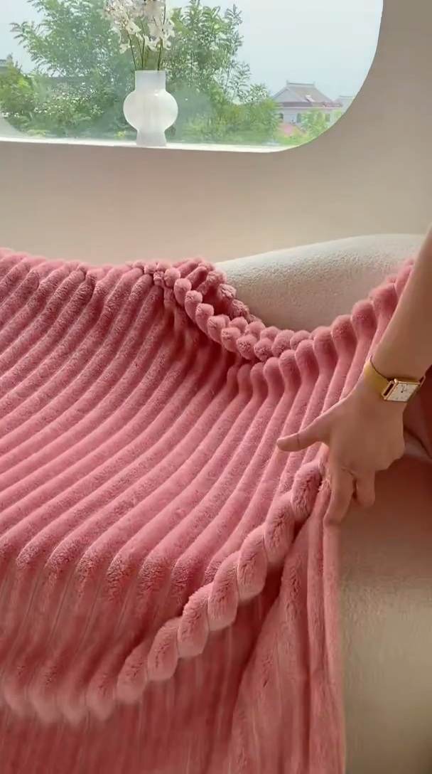 91家纺网 家纺一手货源 找家纺 潮邦创意家居 2025新款双面340G 4.5公分大抽条立体绒毯毛毯盖毯可供跨境电商可压缩  宽条豆沙粉