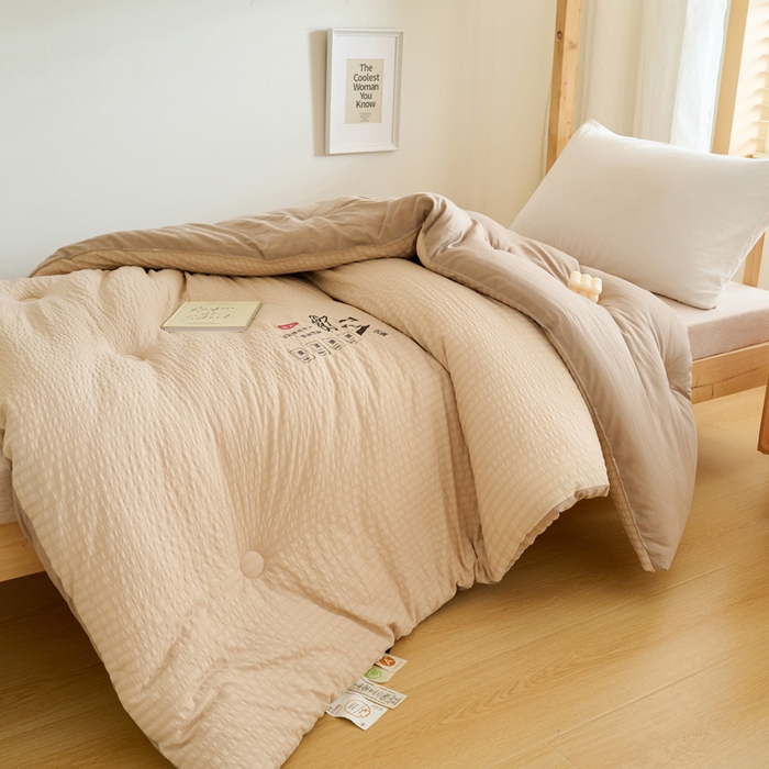 91家纺网 家纺一手货源 找家纺 子由家居 2024新款b类泡泡格7A抗菌学生季大豆被 泡泡学生被-驼色