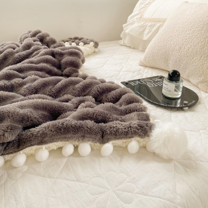 91家纺网 家纺一手货源 找家纺 潮邦创意家居 2025新款340G 4.5公分大抽条配羊羔绒立体工艺绒毯毛毯盖毯可供跨境电商可压缩 宽条球毯高级灰